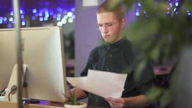 Bilgisayar fırlatan öğrencinin yavaş çekim videosu. 