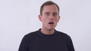 Genç meraklı yakışıklı adam bir şey keşfetti ve gülümsedi.