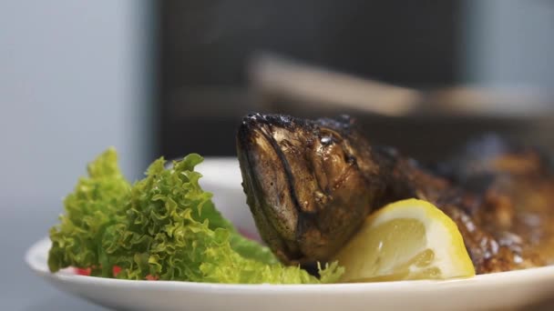 Leckerer Makrelenfisch Mit Paprika Auf Großem Teller Mit Weißer Sauce — Stockvideo