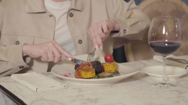 Jeune Femme Manger Viande Bœuf Agneau Appétit Magnifiquement Servi Avec — Video