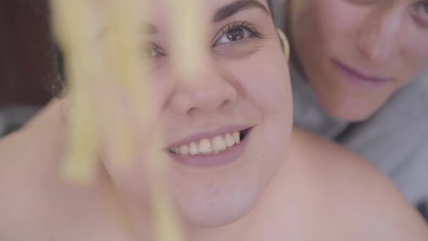 Közelkép Egy Meztelen Kövér Nőről Egy Sovány Szőke Férfiról Aki — Stock videók