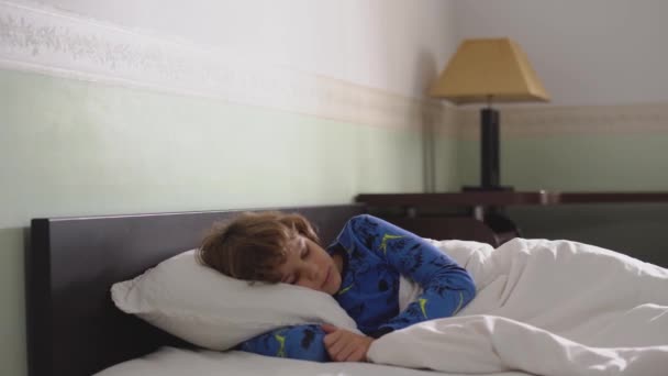 Menino Adorável Dormindo Cama Silêncio Dormir Tranquila Bela Manhã — Vídeo de Stock
