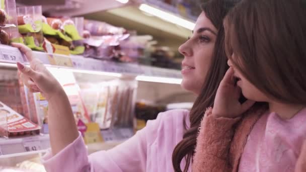 Anne Kızı Marketteki Raftan Yiyecek Seçiyorlar Annemle Süpermarkette Küçük Bir — Stok video