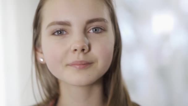 Porträt Eines Hübschen Teenagers Mit Langen Haaren Und Großen Grauen — Stockvideo