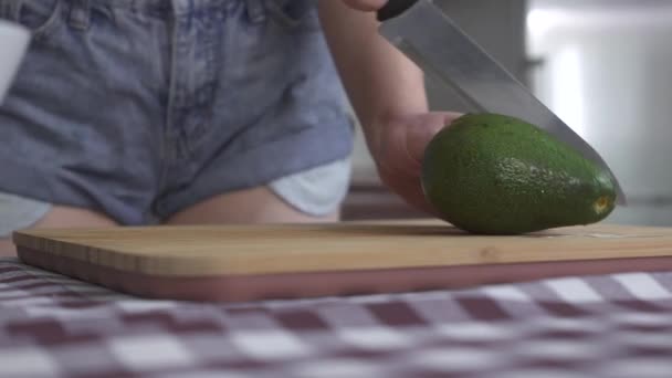 Chica Pantalones Cortos Mezclilla Verano Cortando Aguacate Fresco Dos Piezas — Vídeos de Stock