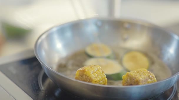 장갑을 요리하는 요리사나뜨거운 남비에 기름을 주치니 옥수수를 이있다 클로즈업 — 비디오
