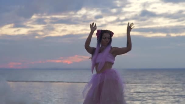 Hermosa Chica Con Maquillaje Brillante Vestido Rosa Bailando Aire Libre — Vídeos de Stock