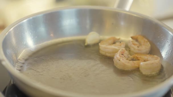 Közelkép Serpenyő Shrips Van Sült Olajban Majd Séf Kézzel Tett — Stock videók