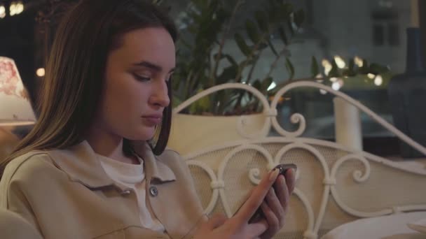 Гарненька Дівчина Смс Мобільному Телефоні Сидячи Столом Ресторані Шматок Смачного — стокове відео