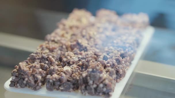 맛있는 초콜릿 견과류의 혼합물 보드를 클로즈업하면서 만들어 졌습니다 식당에서 제공되는 — 비디오