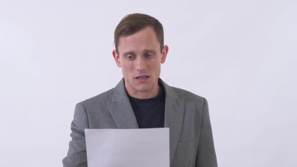 Portret Miłego Człowieka Czytającego Tekst Napisany Kartce Papieru Bardzo Emocjonalnie — Wideo stockowe