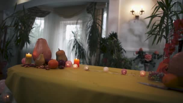 Halloween Velas Ardientes Calabazas Cuchillos Frutas Mesa Mágica Video — Vídeos de Stock