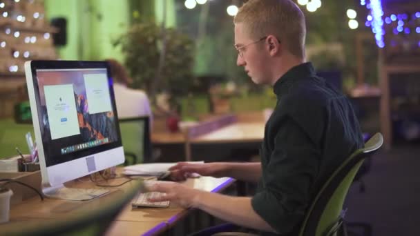 Vídeo Del Hombre Que Teclea Teclado Mesa Con Ordenador Oficina — Vídeos de Stock