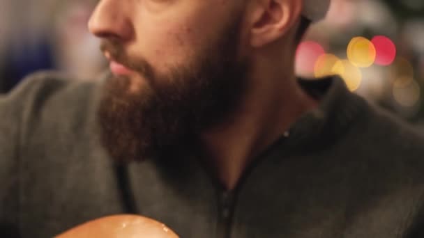 Barbudo Con Sombrero Santa Claus Tocando Guitarra Sentado Frente Árbol — Vídeo de stock