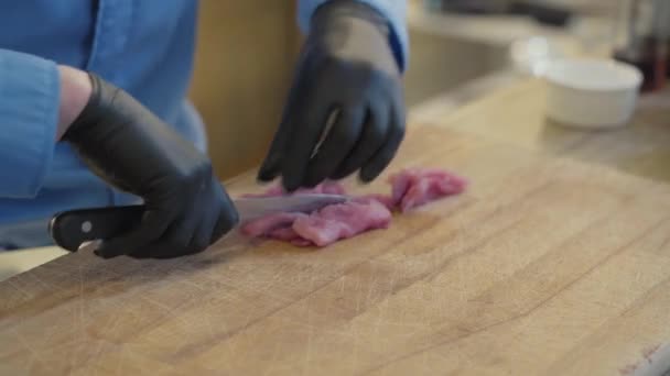 Chef Cortando Luvas Pretas Pequenos Pedaços Pedaço Cru Costelas Carne — Vídeo de Stock