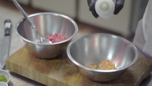 Chef Preparando Frutos Mar Cozinha Moderna Restaurante Mãos Masculinas Que — Vídeo de Stock