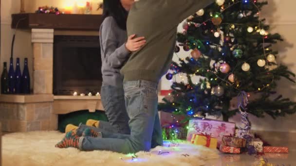 Man Vrouw Huis Kleding Versieren Kerstboom Thuis Gelukkig Paar Voor — Stockvideo