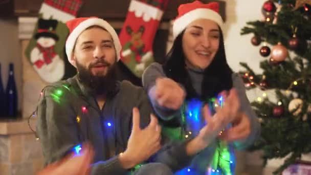 Uomo Donna Abiti Casa Seduti Vicino All Albero Capodanno Agitando — Video Stock