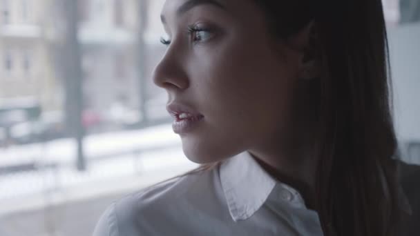 Primer Plano Retrato Una Hermosa Mujer Pensando Mirando Por Ventana — Vídeo de stock