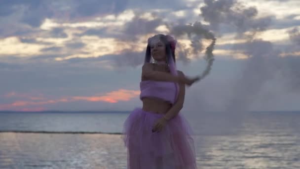 Açık Havada Sis Bombalarıyla Dans Eden Pembe Elbiseli Güzel Bir — Stok video