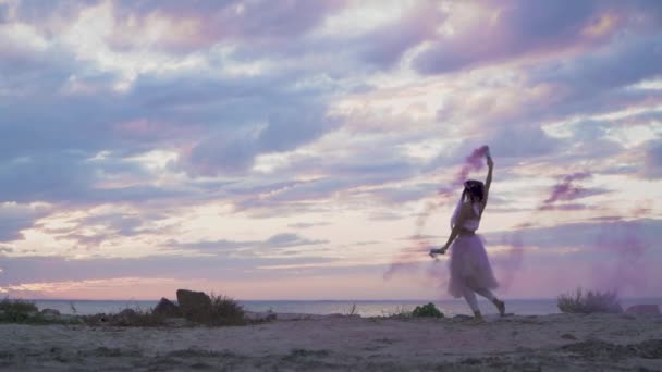 Красива Дівчина Яскравим Макіяжем Рожевій Сукні Танцює Відкритому Повітрі — стокове відео