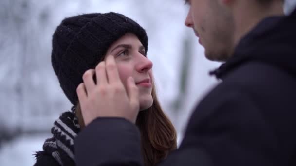 Улыбающаяся Молодая Женщина Брекетами Зубах Высоким Мужчиной Смотрящим Глаза Зимой — стоковое видео