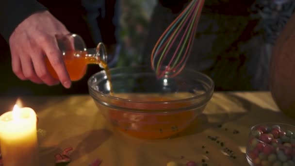 Deux Magiciens Préparent Une Potion Pour Toussaint Main Masculine Verse — Video