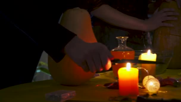 Ritual Mágico Noite Halloween Mãos Femininas Seguram Uma Abóbora Mãos — Vídeo de Stock