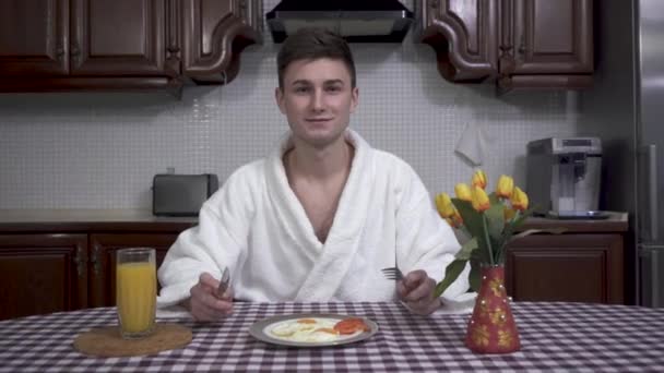 Beyaz Bornozlu Çekici Genç Adam Mutfak Masasında Oturmuş Kahvaltı Aromasının — Stok video