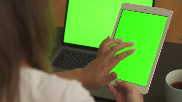 一只女手在屏幕为绿色的笔记本电脑上工作的特写镜头 — 图库视频影像