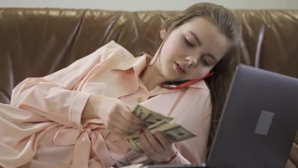Jeune Belle Fille Assise Dans Canapé Cuir Parlant Par Téléphone — Video