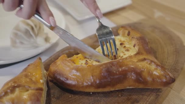 Frauenhände Schneiden Mit Der Gabel Großaufnahme Khachapuri Georgischen Käsekuchen Mit — Stockvideo