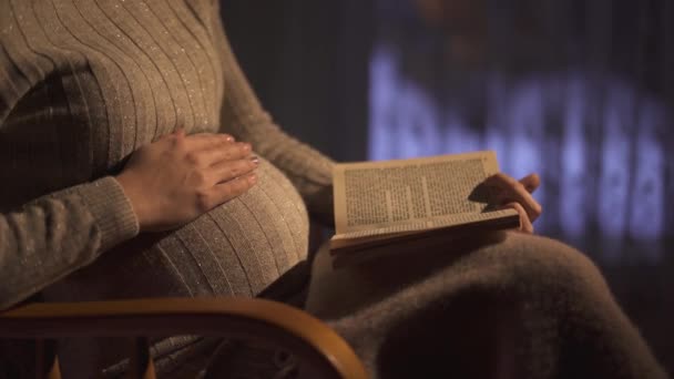 Mujer Embarazada Está Leyendo Libro Sentado Mecedora Habitación Oscura Ocio — Vídeos de Stock