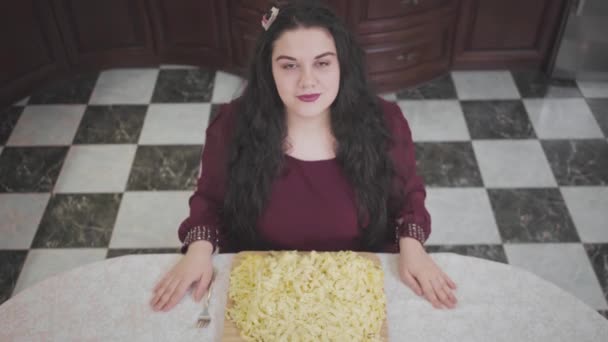 自信満々の白人太った女性のトップビュー貪欲にあまりにも多くの麺を食べますクローズアップ ビデオ — ストック動画