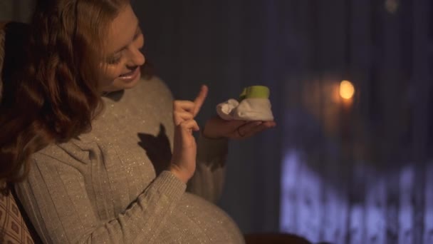 Έγκυος Γυναίκα Μακριά Μαλλιά Κάθεται Κουνιστή Καρέκλα Στο Σκοτεινό Δωμάτιο — Αρχείο Βίντεο
