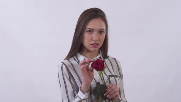 Retrato Una Triste Joven Blusa Arrancando Pétalos Rosa Cerca Señora — Vídeos de Stock