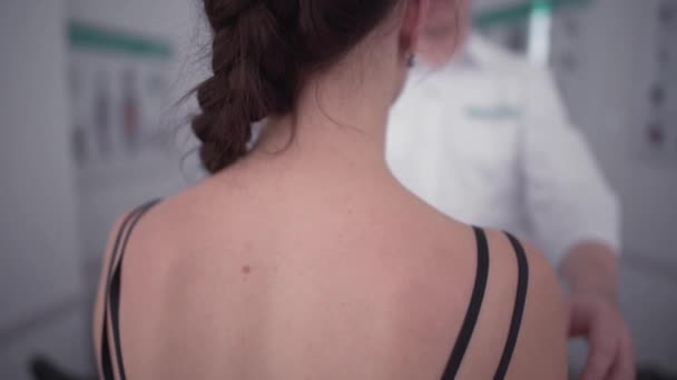 Doctor Está Comprobando Estado Espalda Hembra Mujer Quiere Estar Sana — Vídeos de Stock