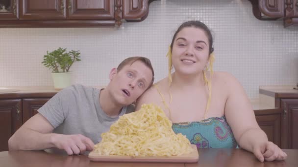 Retrato Mulher Muito Gorda Homem Louro Magro Cozinha Mesa Frente — Vídeo de Stock