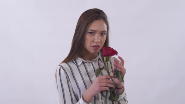 Retrato Mulher Jovem Triste Blusa Arrancando Pétalas Rosa Perto Senhora — Vídeo de Stock