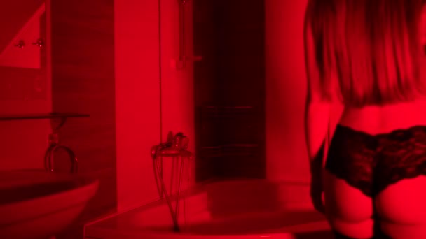 Горячая Женщина Входит Ванную Нижнем Белье Чулки Красный Свет Девушка — стоковое видео