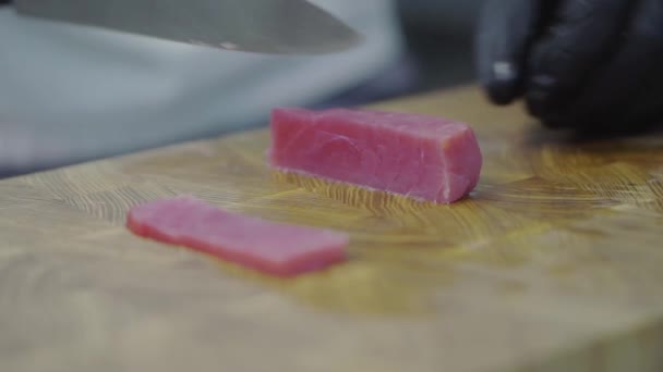 Šéfkuchaři Černých Latexových Rukavicích Řežou Nožem Plátky Tuňáka Prkně Zavřít — Stock video