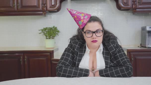 Porträt Einer Selbstbewussten Dicken Frau Der Küche Tisch Schlanker Netter — Stockvideo