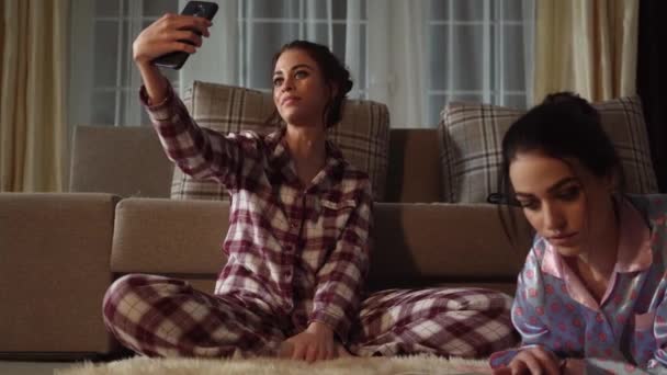 One Two Pretty Sisters Twnins Making Selfie Smartphone While Another — Stock Video