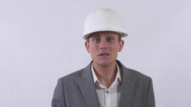 Porträt Eines Echten Schüchternen Mannes Mit Helm Streckt Eine Hand — Stockvideo