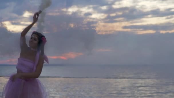 Krásná Dívka Jasným Make Růžových Šatech Tanec Kouřovými Bombami Venku — Stock video