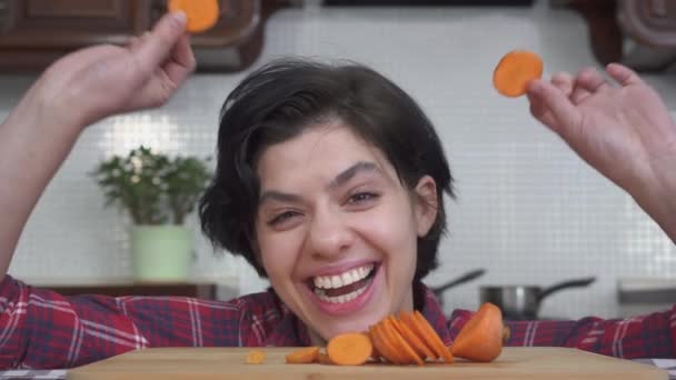 Retrato Menina Rindo Alegre Com Cabelo Escuro Corte Cabelo Curto — Vídeo de Stock