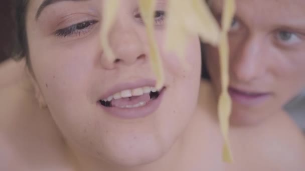 Portret Rozbieranej Grubej Kobiety Chudego Blondyna Który Karmił Dziewczynę Makaronem — Wideo stockowe