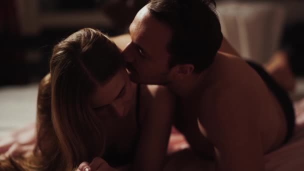 Çekici Bir Adam Yatakta Oldukça Utangaç Bir Kızla Yatıyor Samimi — Stok video