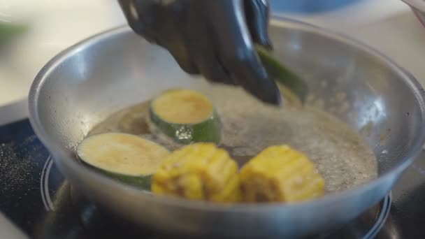 Ręka Czarne Lateksowe Rękawice Umieścić Cukinię Kukurydzę Gorącej Patelni Warzywa — Wideo stockowe