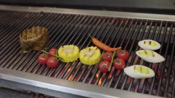 不为人知的厨师烹调蔬菜在烤架上的餐厅厨房特写镜头 现代餐馆里有肉 樱桃西红柿 柠檬草和辣椒 — 图库视频影像